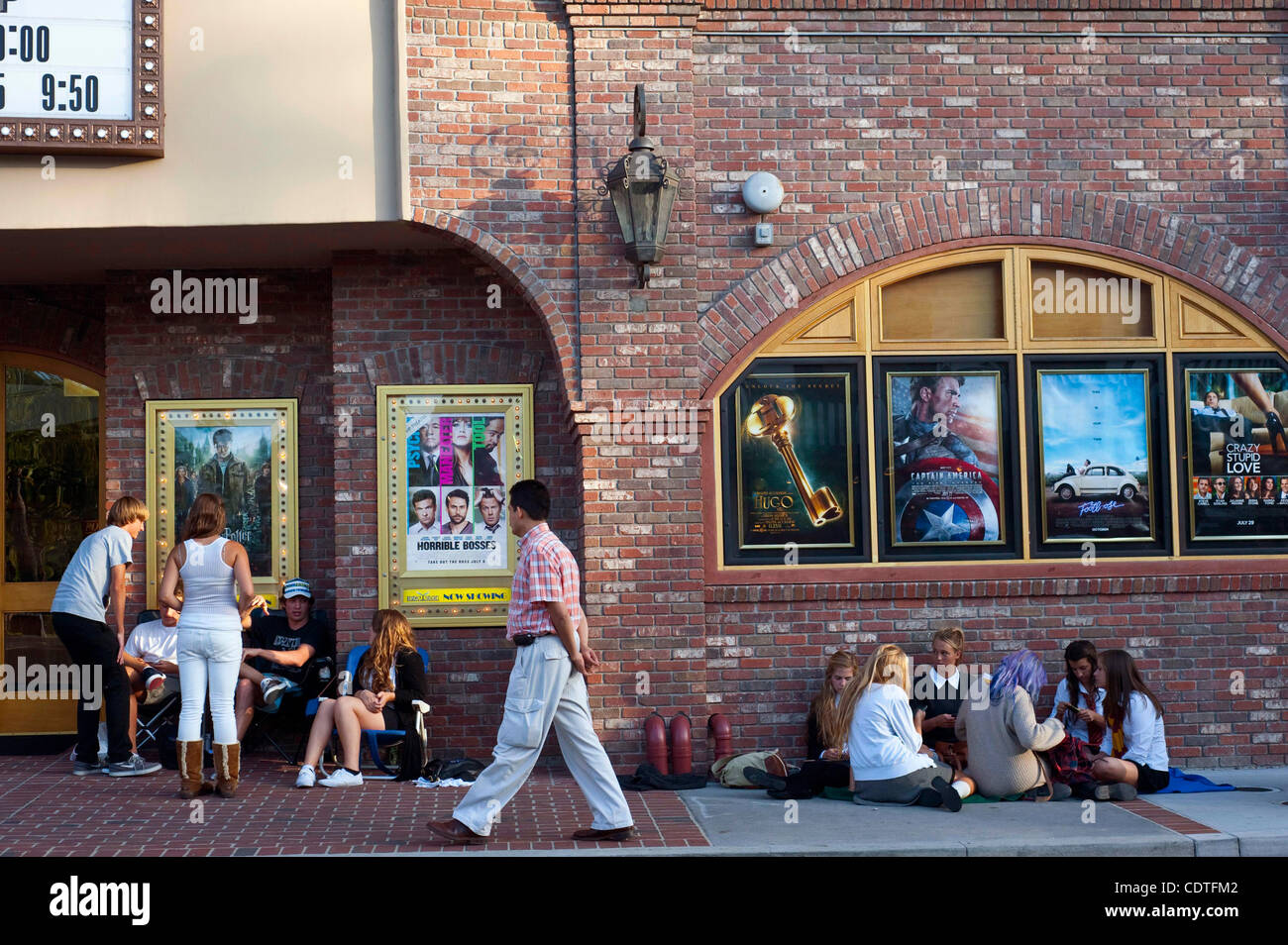 Ver Harry Potter Las Reliquias De La Muerte 2 Harry Potter fans esperan fuera de la regencia de teatro en San Juan  Capistrano antes de la entrega final de la serie de Harry Potter, Harry  Potter y las Reliquias de la