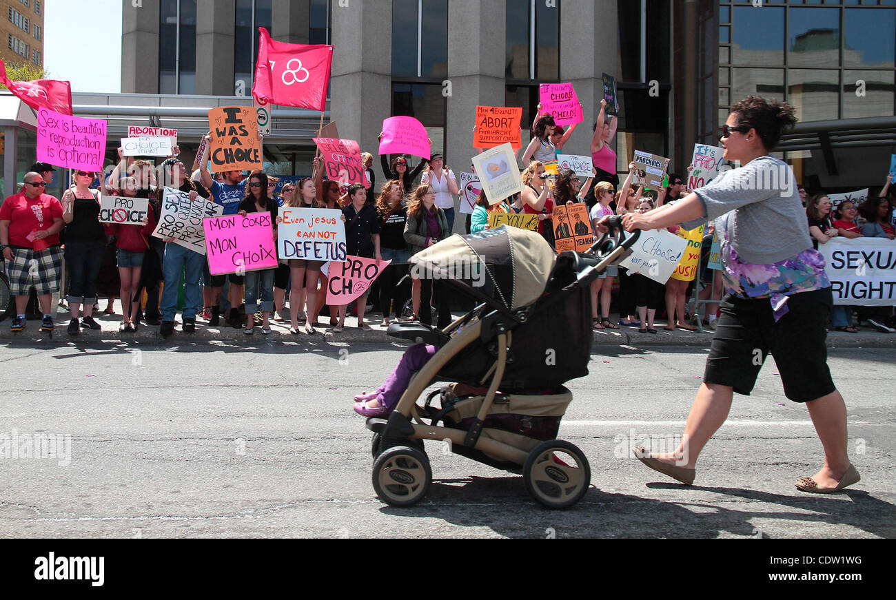 El 12 de mayo de 2011, Ottawa, Ontario, Canadá - manifestantes pro vida pase pro elección manifestantes en el centro de Ottawa el jueves durante la 14ª marcha por la vida manifestación para protestar contra el Canadá las leyes del aborto. (Crédito de la Imagen: © Kamal Sellehuddin/ZUMAPRESS.com) Foto de stock