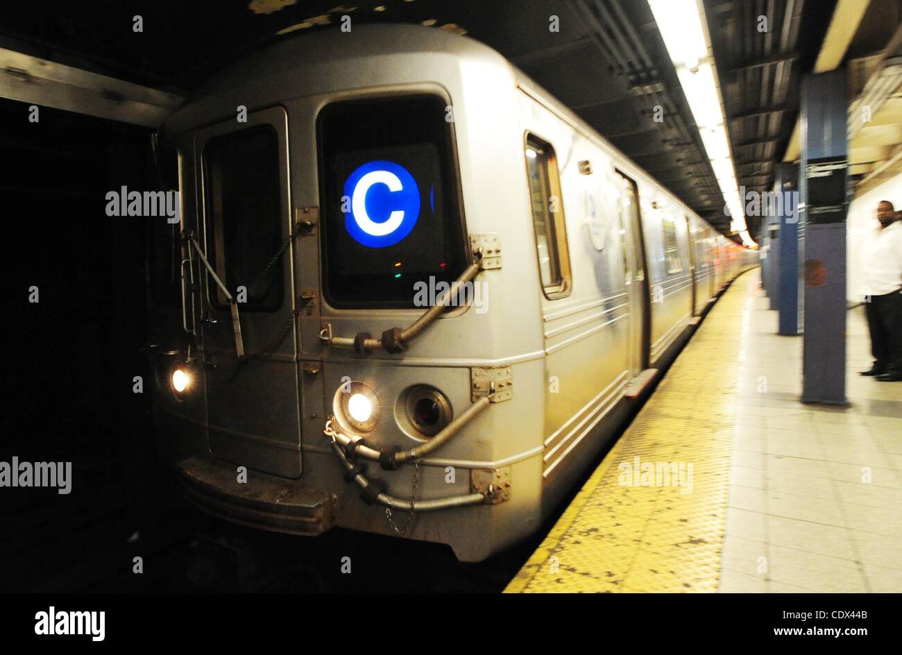 Agosto 24, 2011 Manhattan, Nueva York, EE.UU. Un C tren llega a la