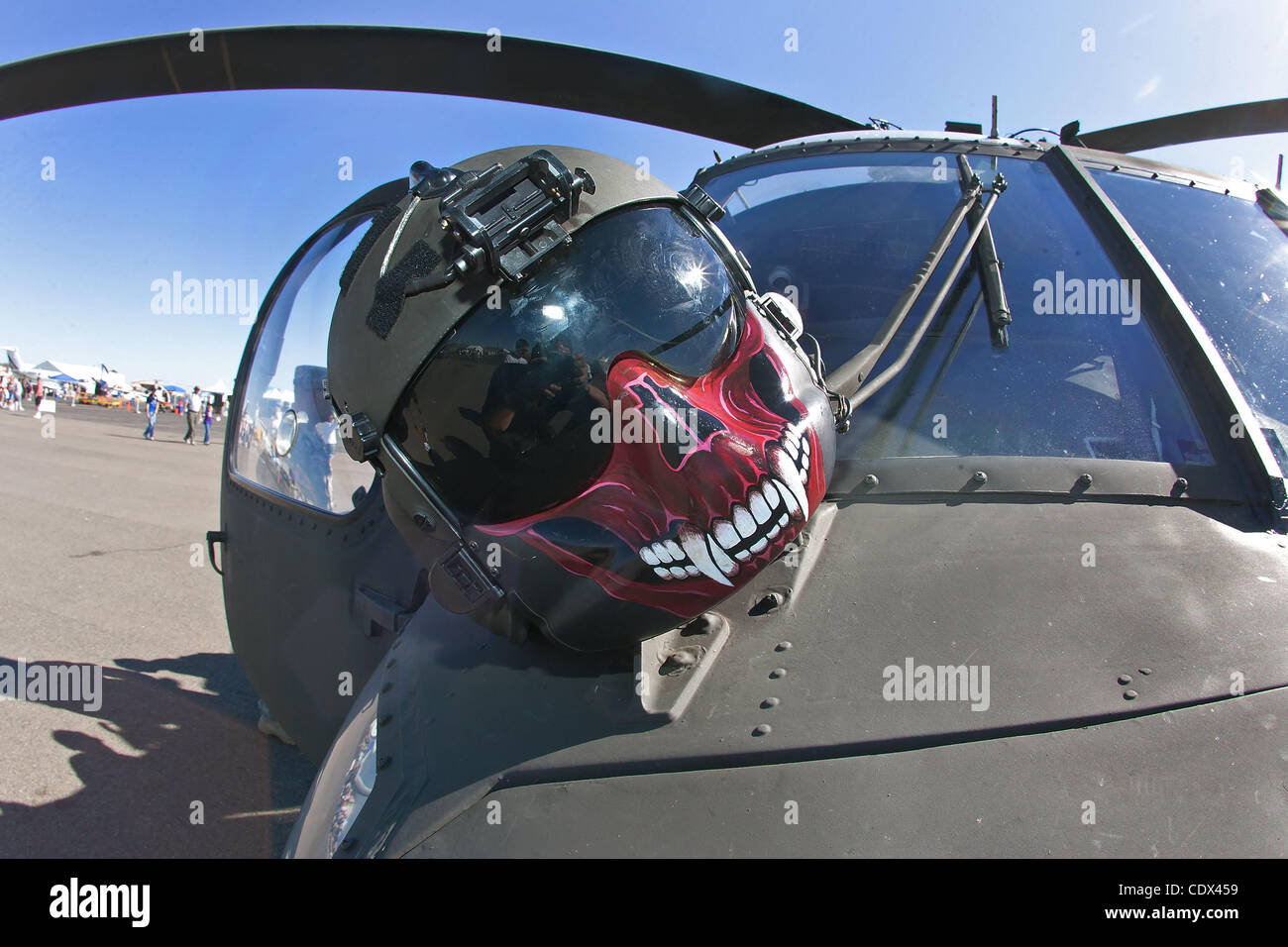 Agosto 27, 2011 - Denver, Colorado, EE.UU. - Un casco de un piloto de  helicóptero Blackhawk descansa sobre la nariz del helicóptero para su  visualización durante el Rocky Mountain Airshow en Broomfield. (