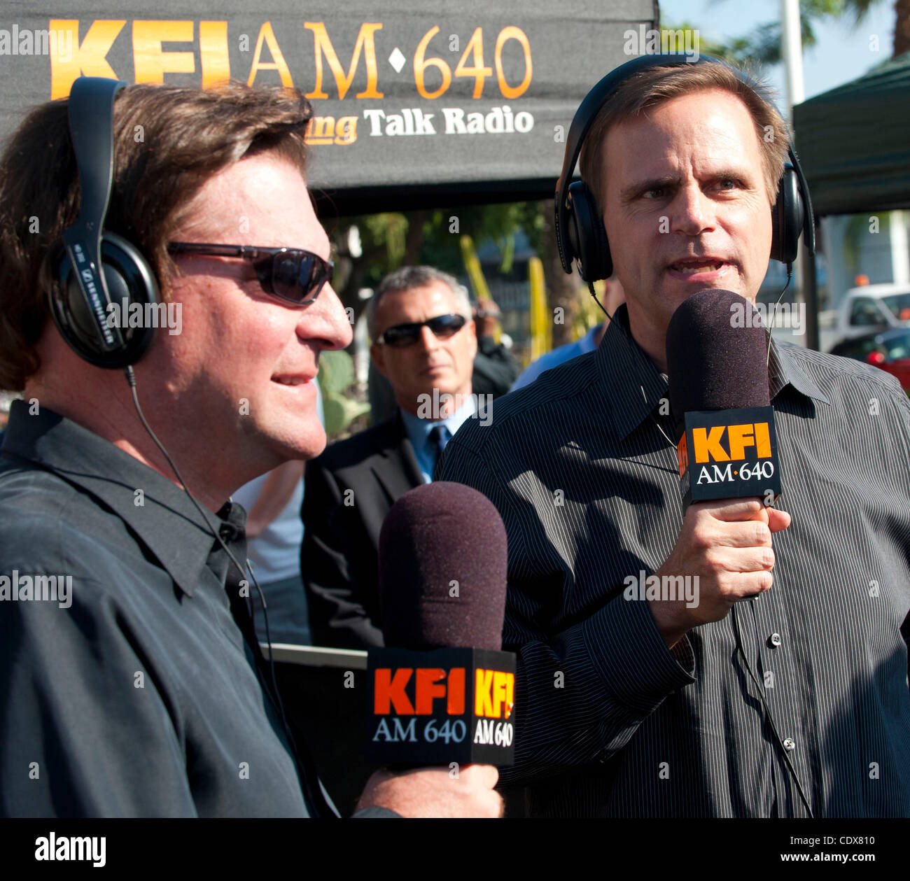 KFI AM 640 radio talk show host desde Los Angeles, John Kobylt y Ken  Chiampou, de John y Ken Show, de pie delante de la Sede de la policía de  Fullerton, en