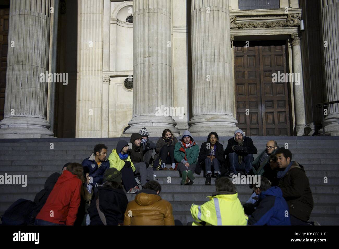 Octubre 19, 2011 - Londres, Inglaterra, Reino Unido - los manifestantes tienen una reunión en los escalones de la Catedral de San Pablo. Cientos de manifestantes campamento en el sitio como parte de ocupan de Londres, una de muchas de esas manifestaciones contra el sistema financiero en todo el mundo. (Crédito de la Imagen: © Mark Makela/ZUMAPRESS.com) Foto de stock