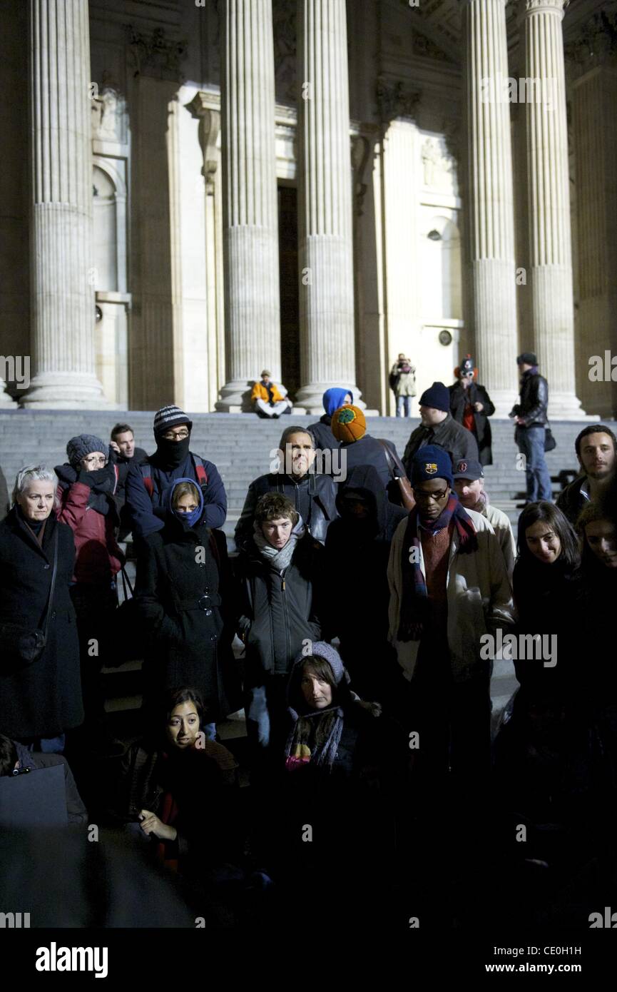 Octubre 19, 2011 - Londres, Inglaterra, Reino Unido - los manifestantes tienen una reunión en los escalones de la Catedral de San Pablo. Cientos de manifestantes campamento en el sitio como parte de ocupan de Londres, una de muchas de esas manifestaciones contra el sistema financiero en todo el mundo. (Crédito de la Imagen: © Mark Makela/ZUMAPRESS.com) Foto de stock