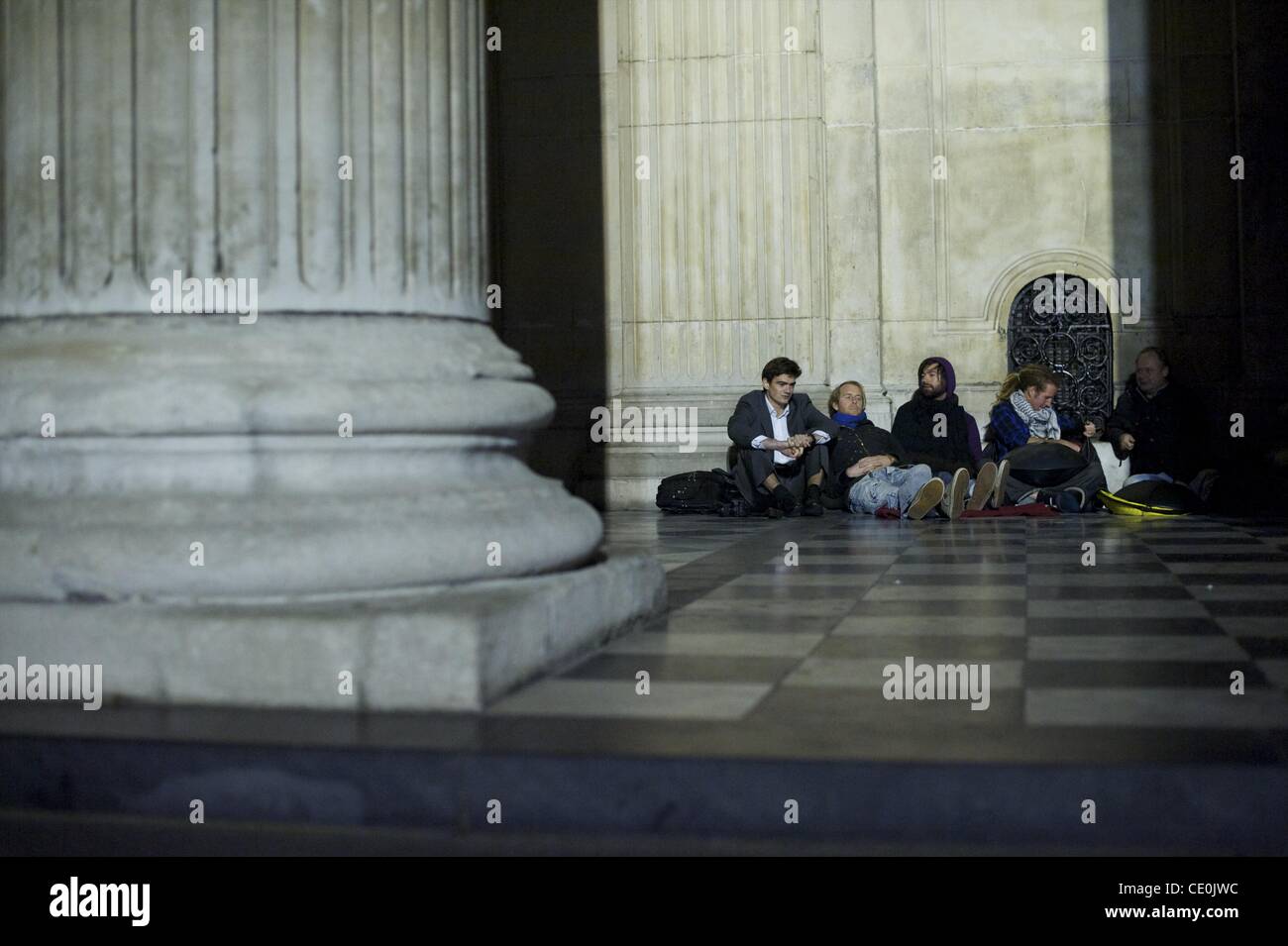 Octubre 19, 2011 - Londres, Inglaterra, Reino Unido - los manifestantes tienen una reunión en los escalones de la Catedral de San Pablo. Cientos de manifestantes campamento en el sitio como parte de ocupan de Londres, una de muchas de esas manifestaciones contra el sistema financiero en todo el mundo. (Crédito de la Imagen: © Mark Makela/ZUMAPRESS.com) Foto de stock