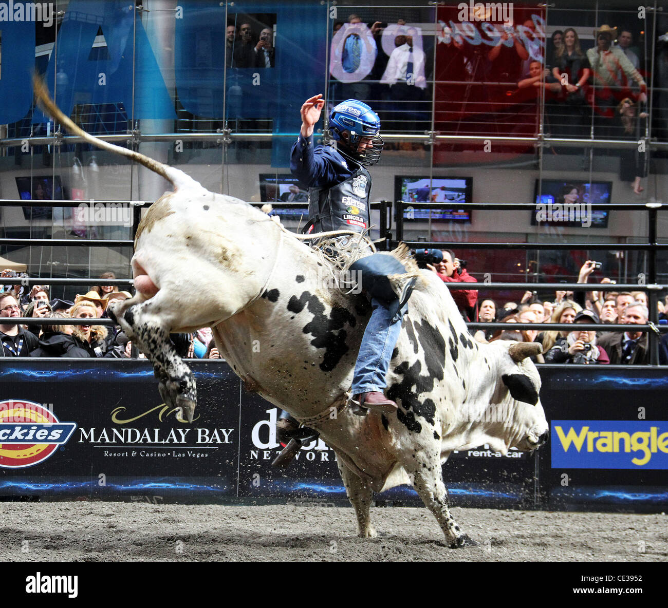 Professional Bull Riders' Top 10 Bull Riders compitan en PBR construido