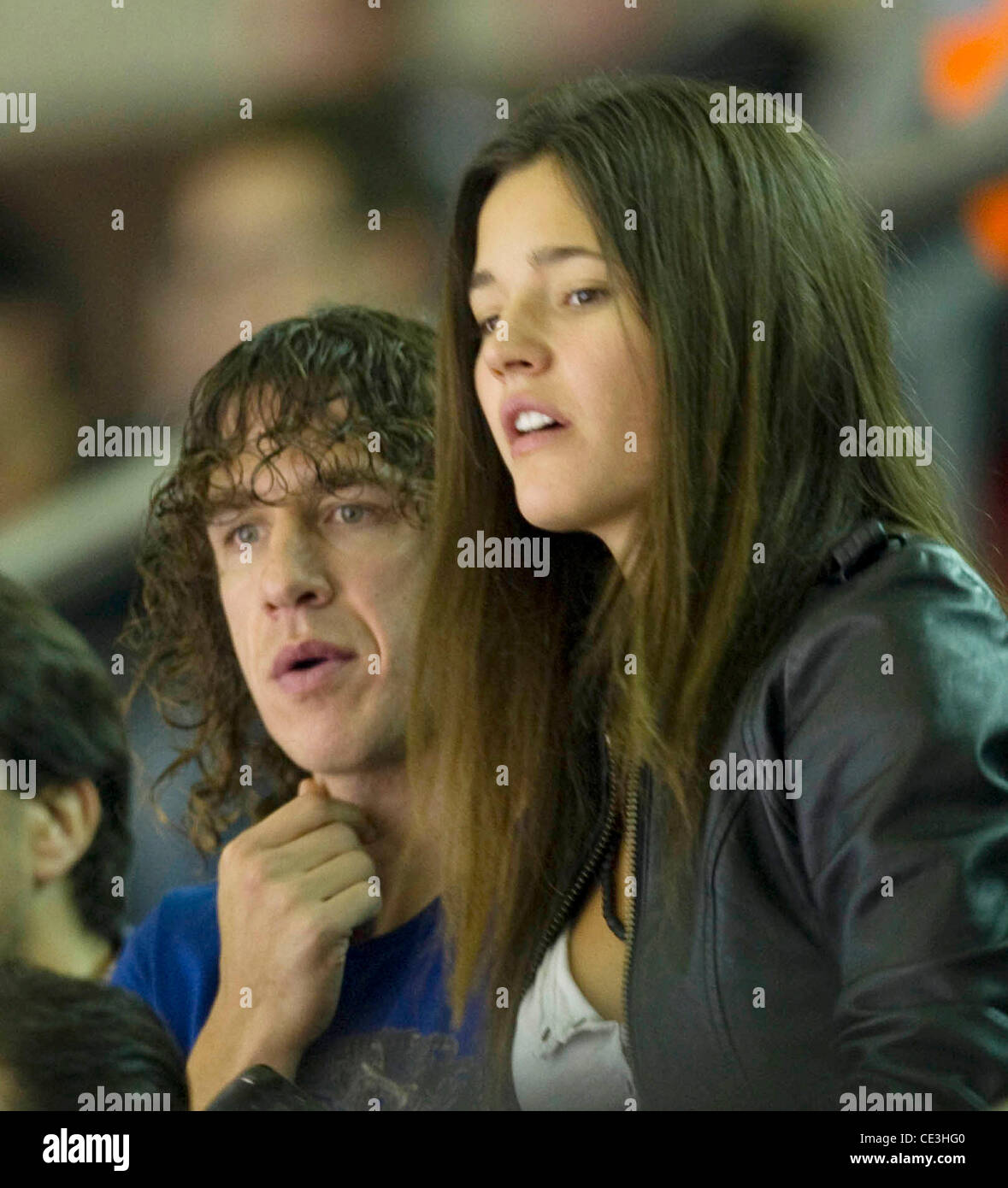 La estrella del fútbol español Carles Puyol y su nueva novia son vistos  viendo un partido de fútbol en el Palau Blaugrana arena en Barcelona.  Barcelona, España - 04.11.10 Fotografía de stock - Alamy