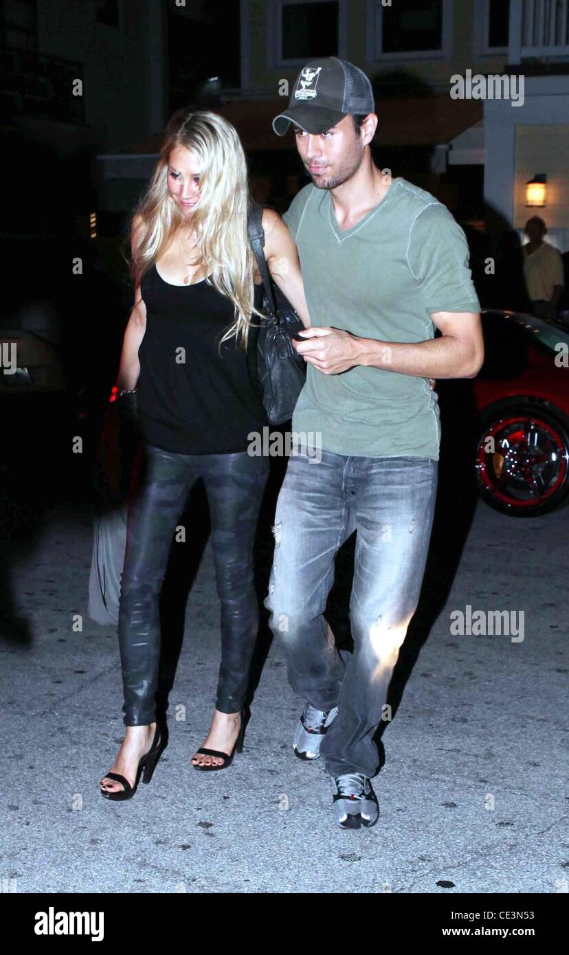 El cantante Enrique Iglesias con novia Anna Kournikova Tennis pro dejando  el primer uno doce restaurante después de una cena romántica en Miami,  Florida - 13.11.10 Fotografía de stock - Alamy