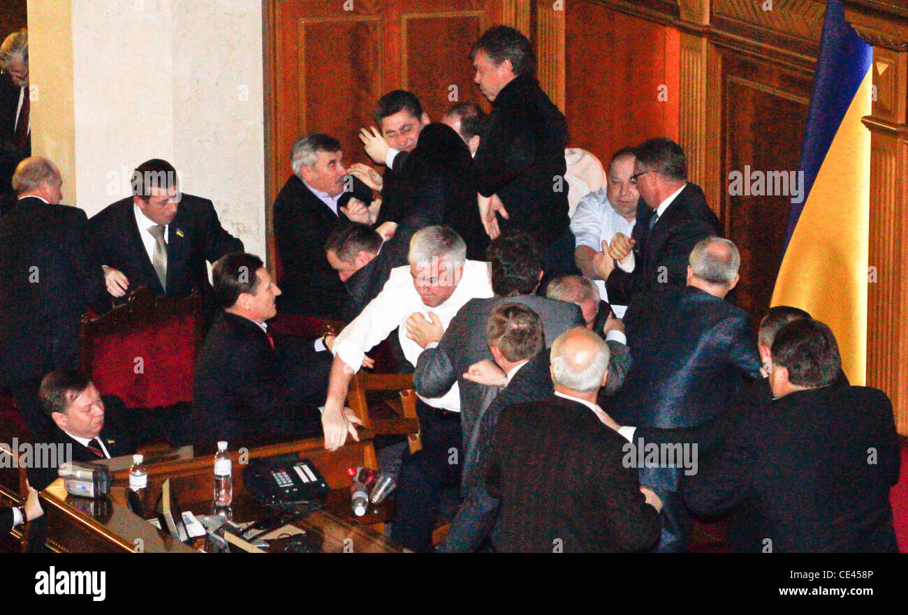 Una lucha feroz en el parlamento de Ucrania envió al menos seis legisladores al hospital con conmociones cerebrales, una mandíbula fracturada y contusiones múltiples, estableciendo una nueva baja para el a menudo tumultuosa cuerpo. Las ambulancias se apresuraron al Parlamento el jueves por la noche después de legisladores de Foto de stock