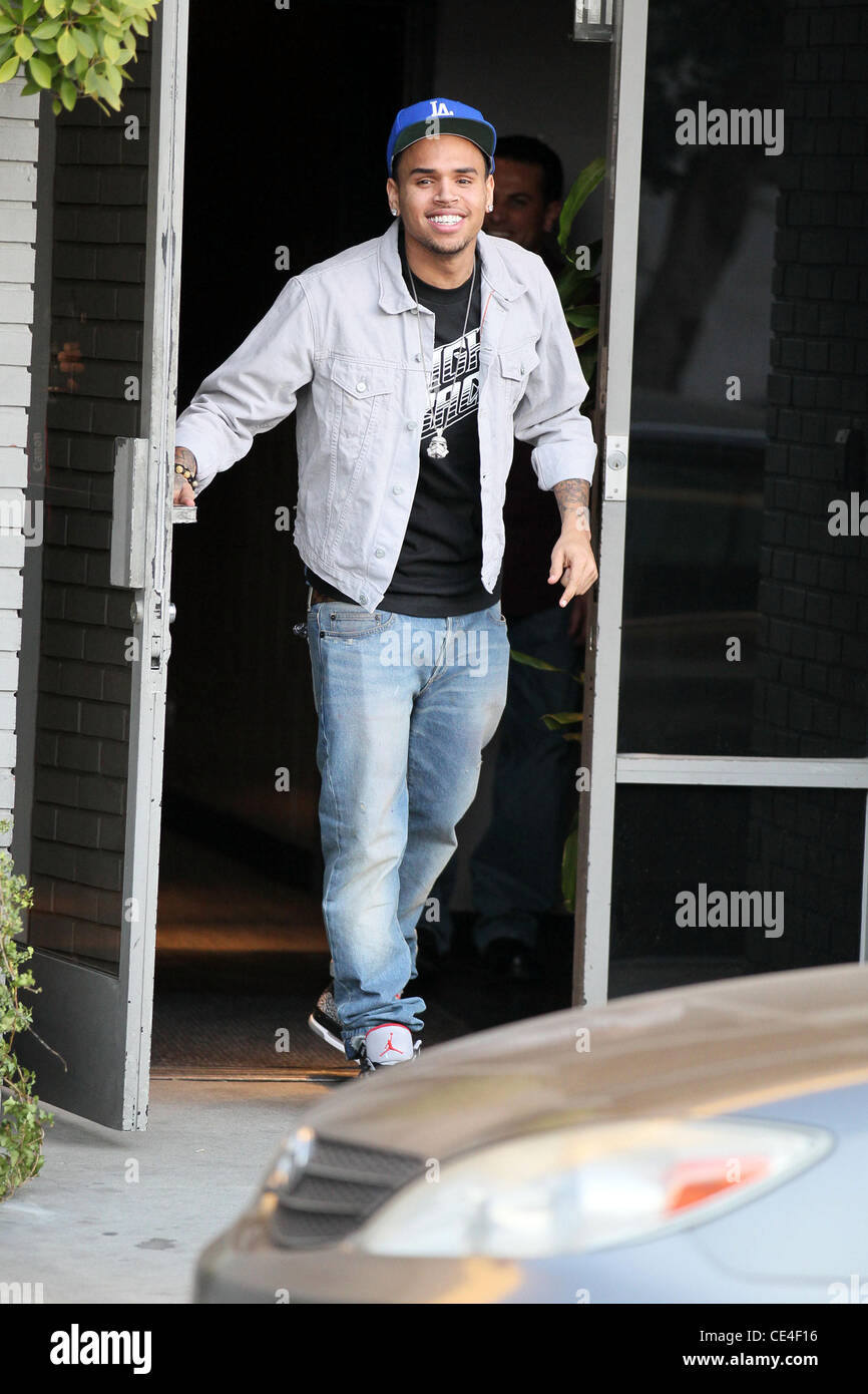 fatiga Abrazadera opción Chris Brown muestra fuera delante de fotógrafos fuera de un estudio de  grabación en Hollywood. Los Angeles, California - 24.01.11 Fotografía de  stock - Alamy