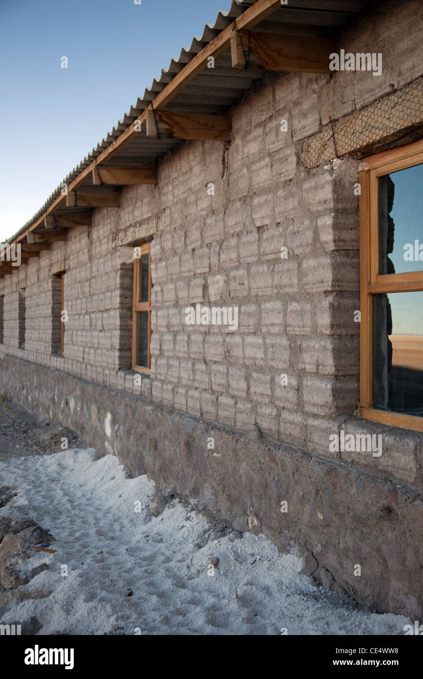 Ladrillos de sal se utilizan para crear un hotel de sal en Bolivia el Salar de Uyuni, el salar más grande del mundo. Foto de stock