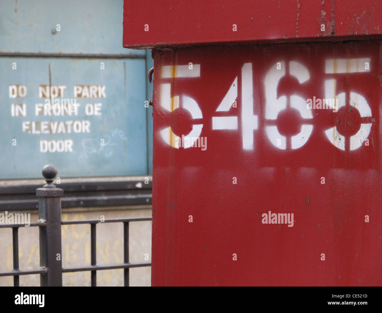 Los números se apiñaron en un contenedor en El Extremo sur de Boston Foto de stock