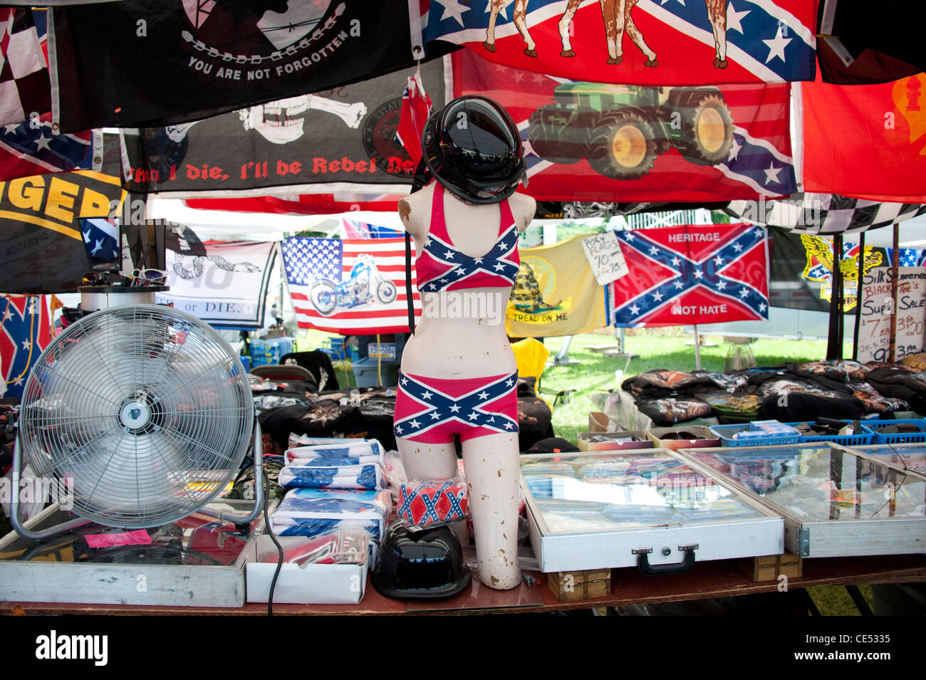 La parafernalia y banderas confederadas en la Mason Dixon justo Foto de stock
