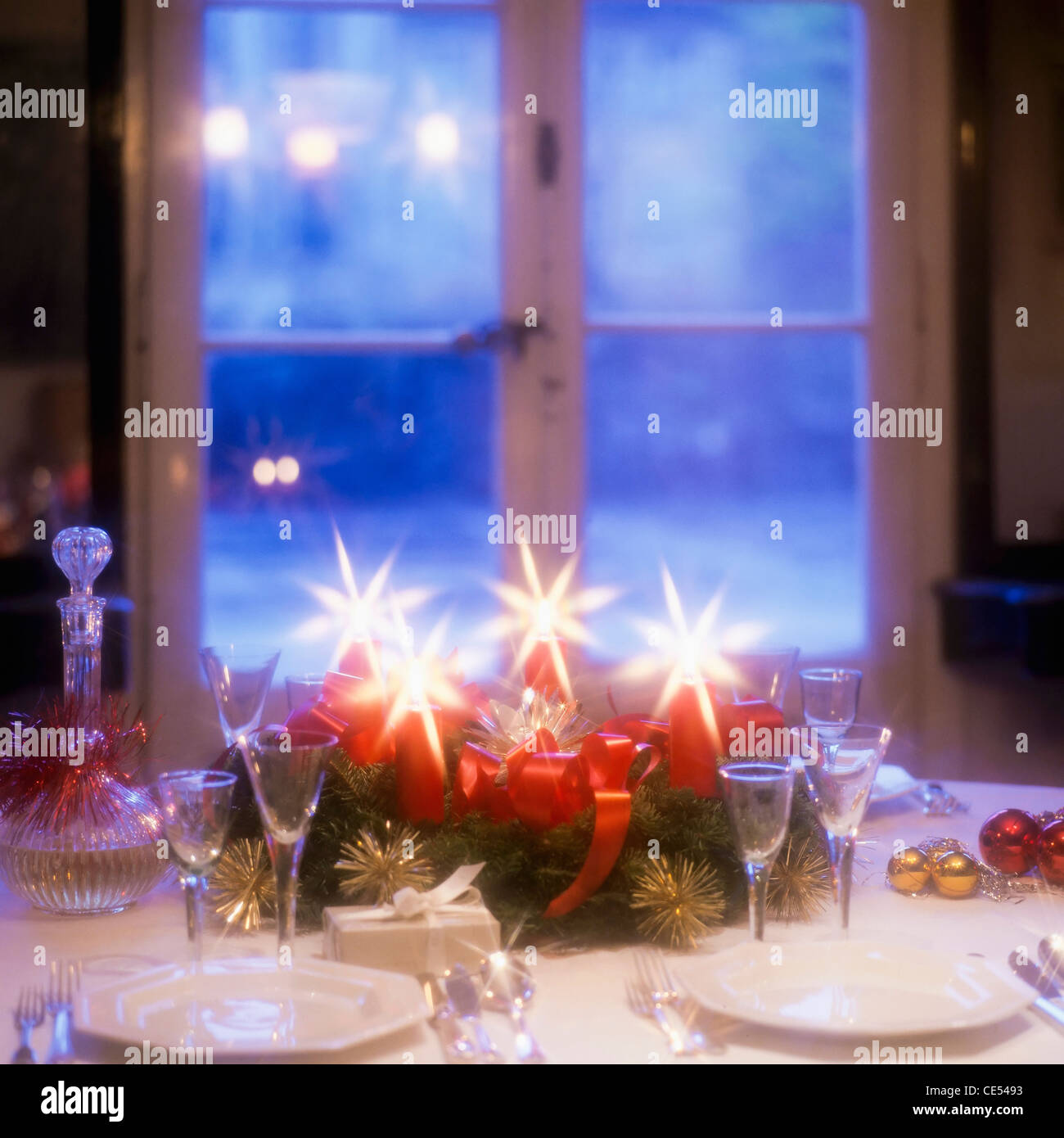 Tabla de cena de Navidad a la luz de las velas, ventana, en Alsacia, Francia, Europa Foto de stock