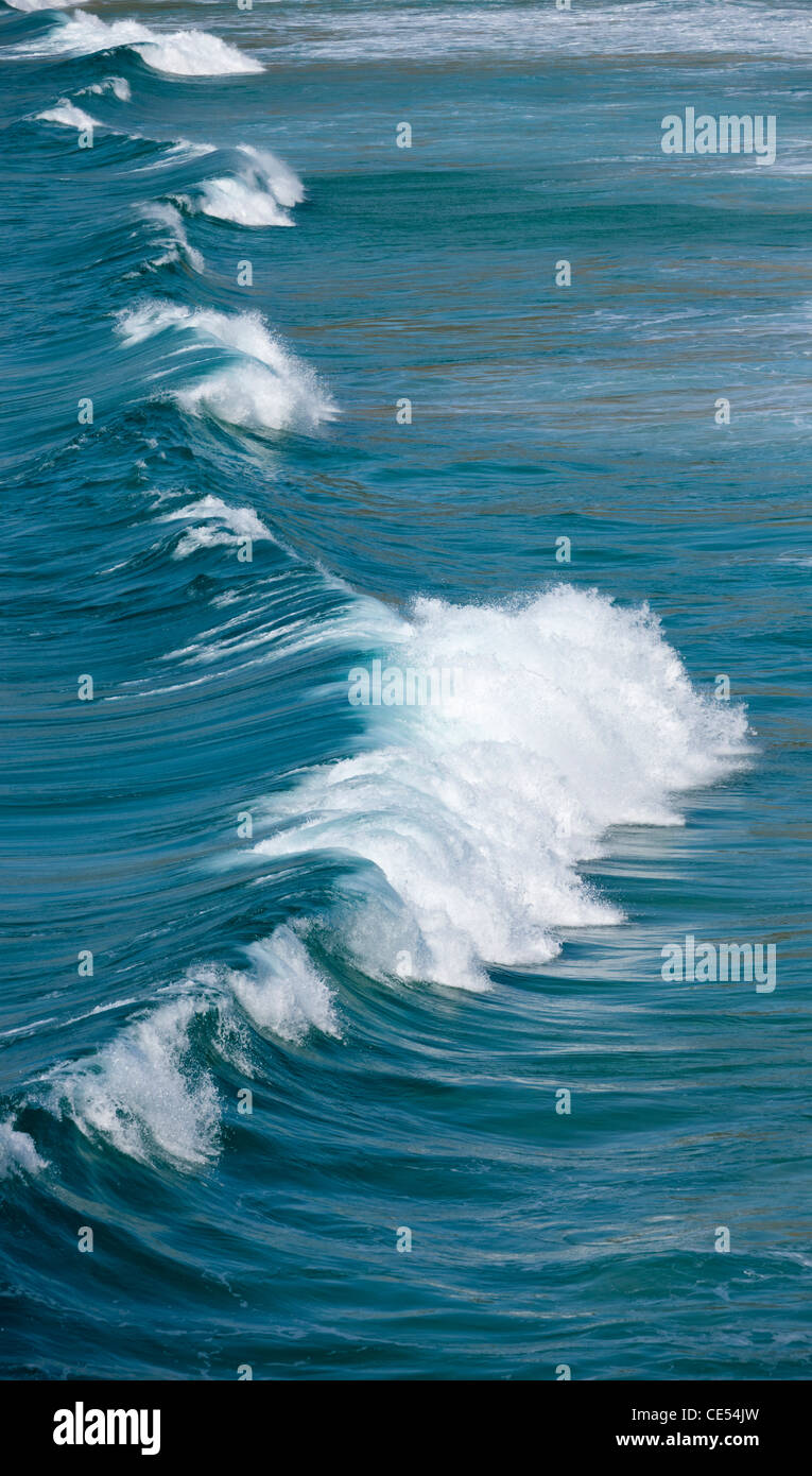 Rompiendo olas del Atlántico frente a la costa oeste de Cornualles, Inglaterra. Foto de stock