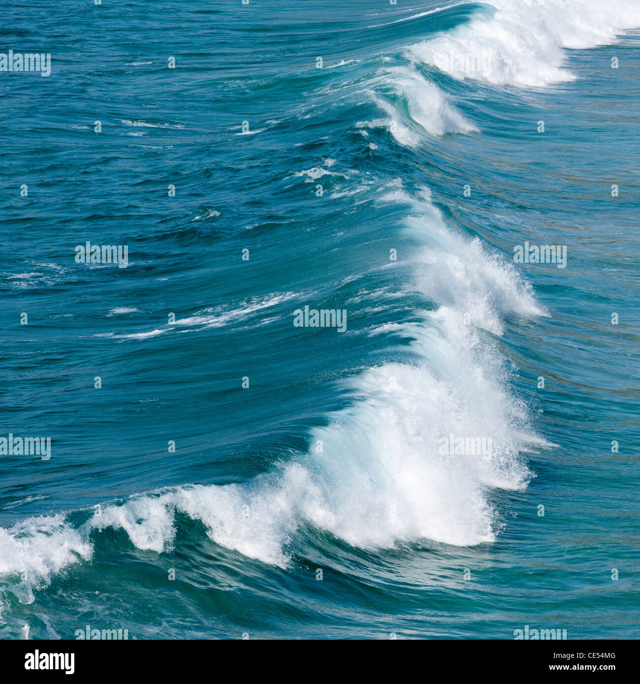 Rompiendo olas del Atlántico frente a la costa oeste de Cornwall. Foto de stock