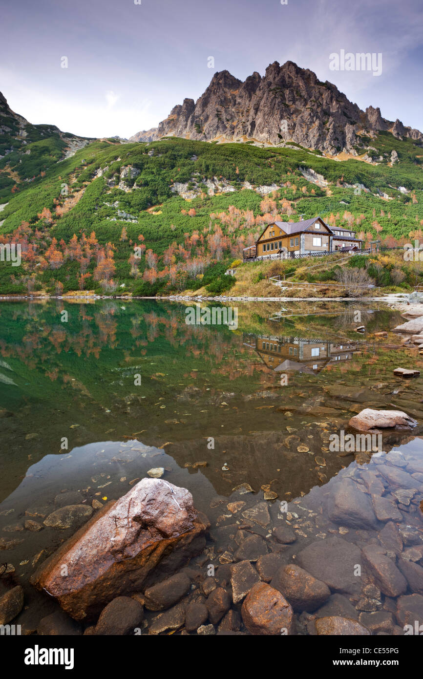 Zelene Pleso lago y montaña casa rural en las altas montañas Tatras, en Eslovaquia, en Europa. Otoño (octubre de 2011). Foto de stock