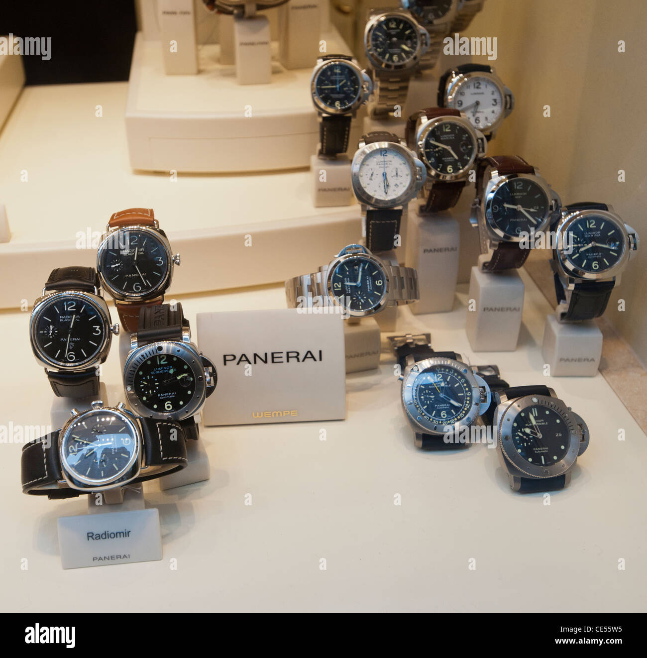 Una pantalla de relojes de lujo se ve en la ventana de una tienda de joyas en Nueva York Fotografía stock - Alamy