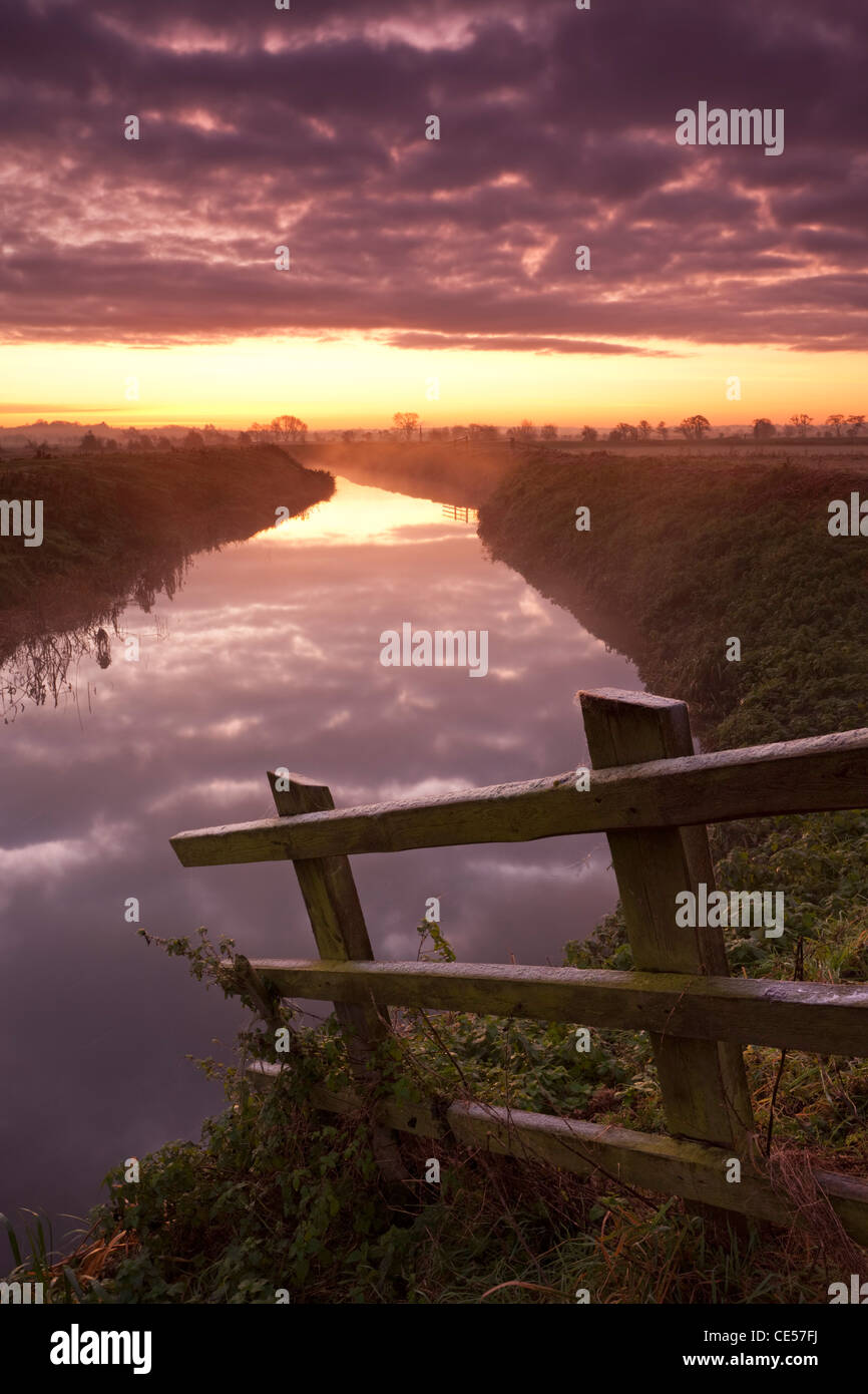Amanecer sobre el río Brue cerca de Glastonbury, Somerset, Inglaterra. Otoño (noviembre de 2011). Foto de stock