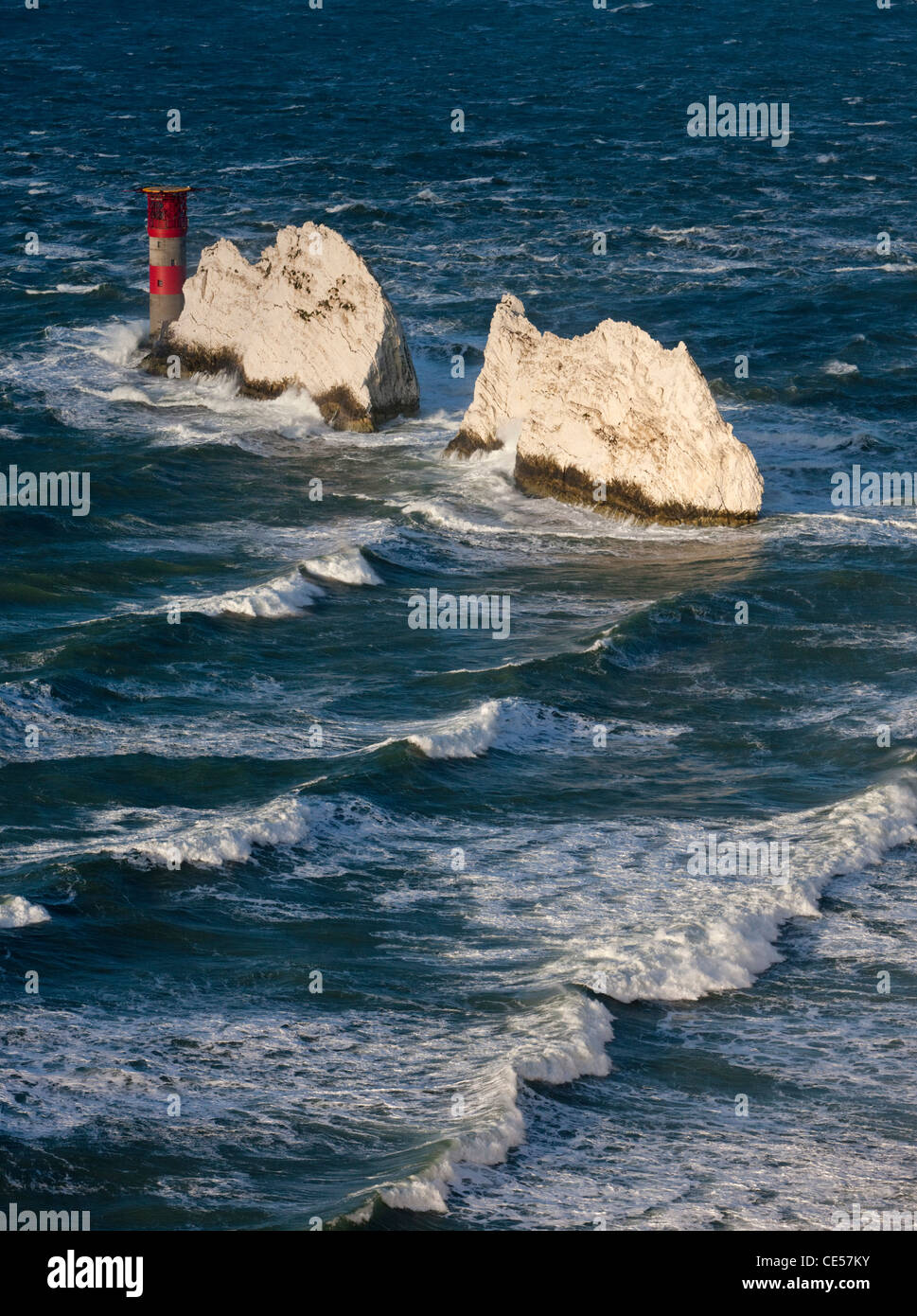 Las agujas faro durante el invierno Stormy Weather, la Isla de Wight, Inglaterra. Foto de stock