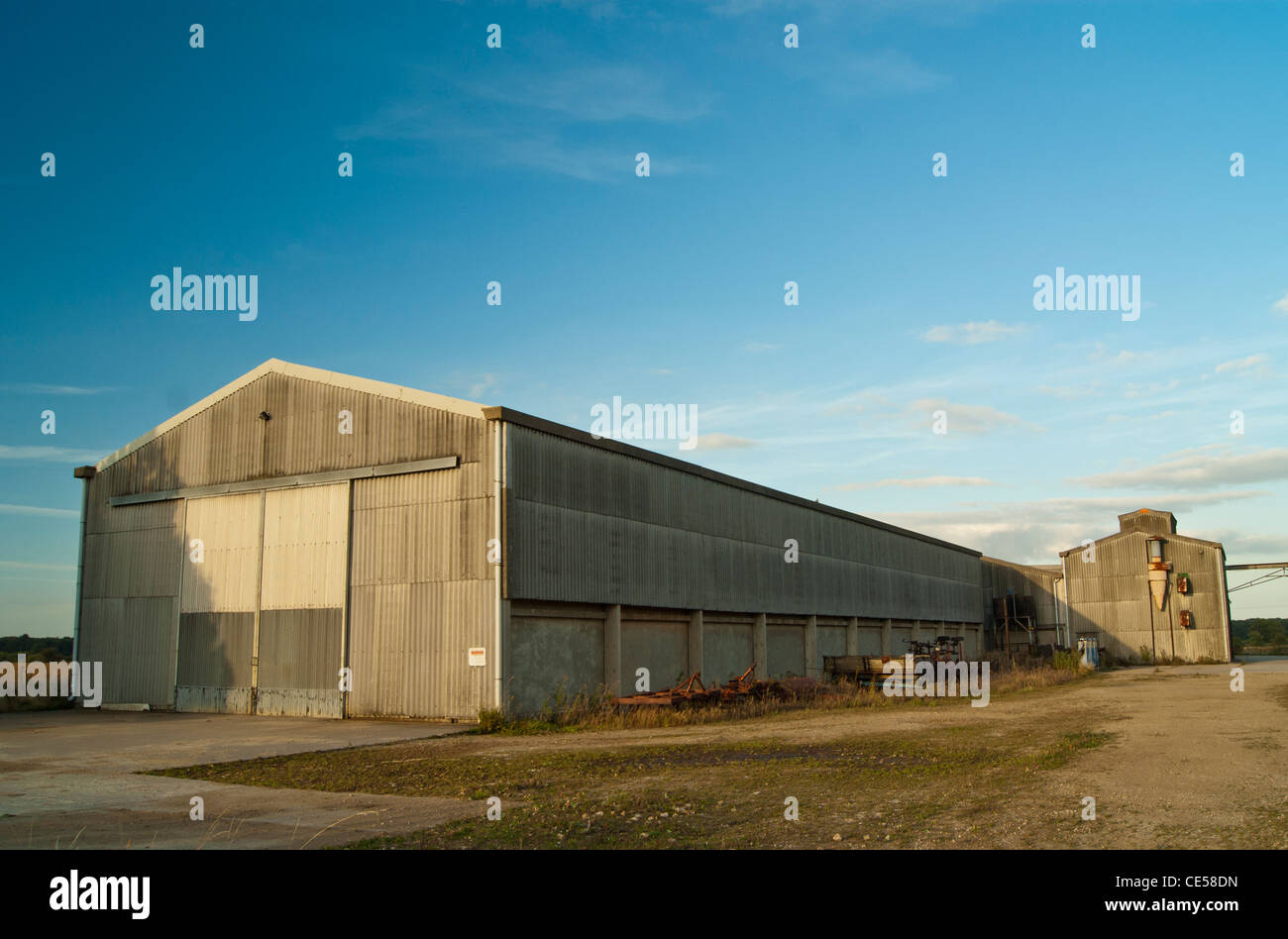 Moderno edificio de granja para el almacenamiento del forraje o el equipo agrícola Foto de stock