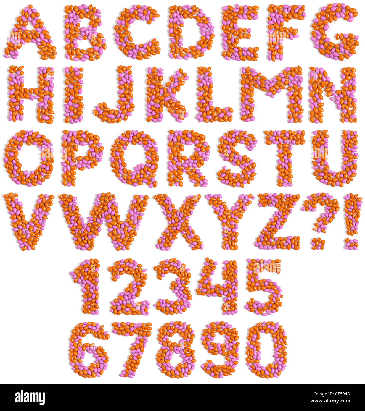 Dragee Candy Alphabet letras y números colorido patrón hecho de aislado sobre fondo blanco. Foto de stock