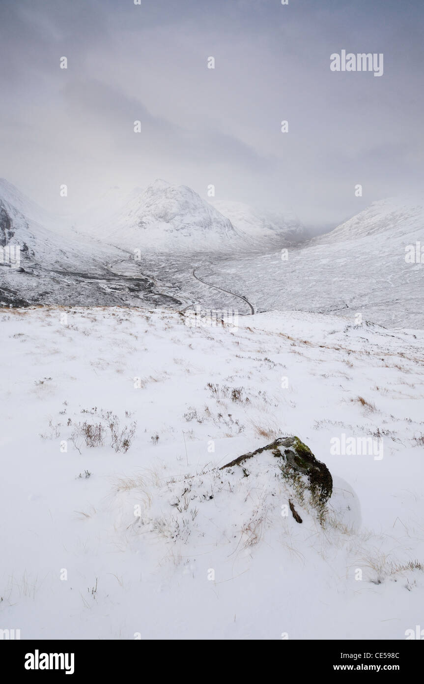 Vista desde abajo un Chrulaiste Stob beinn en snowy Glencoe y Buachaille Etive Beag, Highlands escocesas Foto de stock