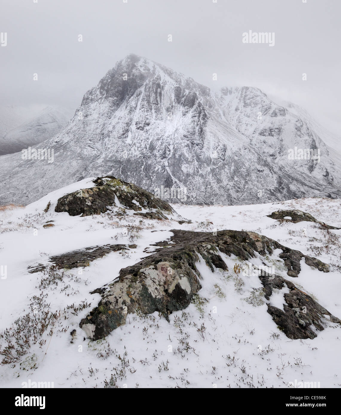 Rocky vista desde un Chrulaiste Stob Beinn hacia Buachaille Etive Mor cubiertos de nieve, Glencoe, Highlands escocesas Foto de stock