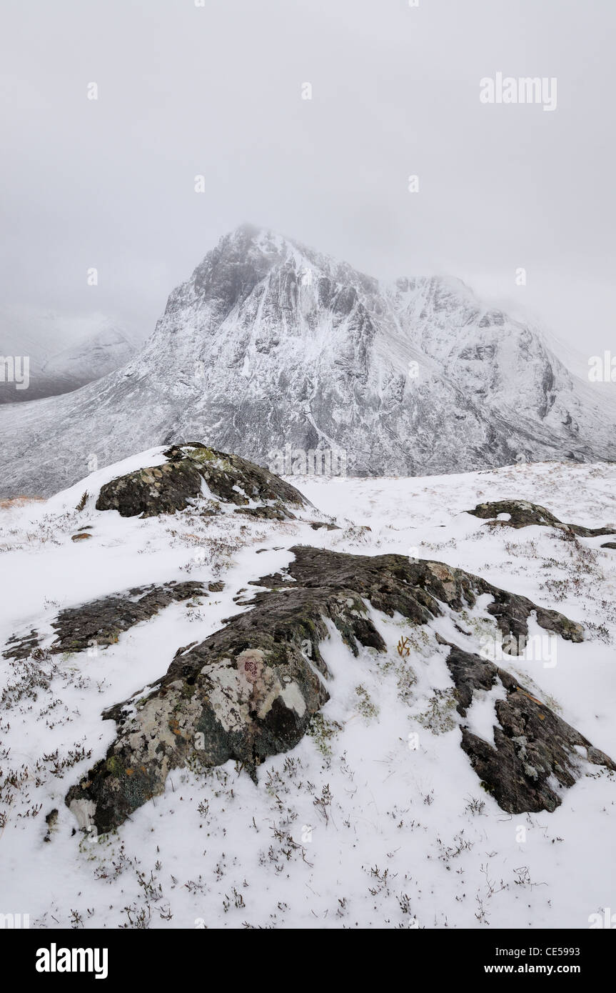 Rocky vista desde un Chrulaiste Stob Beinn hacia Buachaille Etive Mor cubiertos de nieve, Glencoe, Highlands escocesas Foto de stock