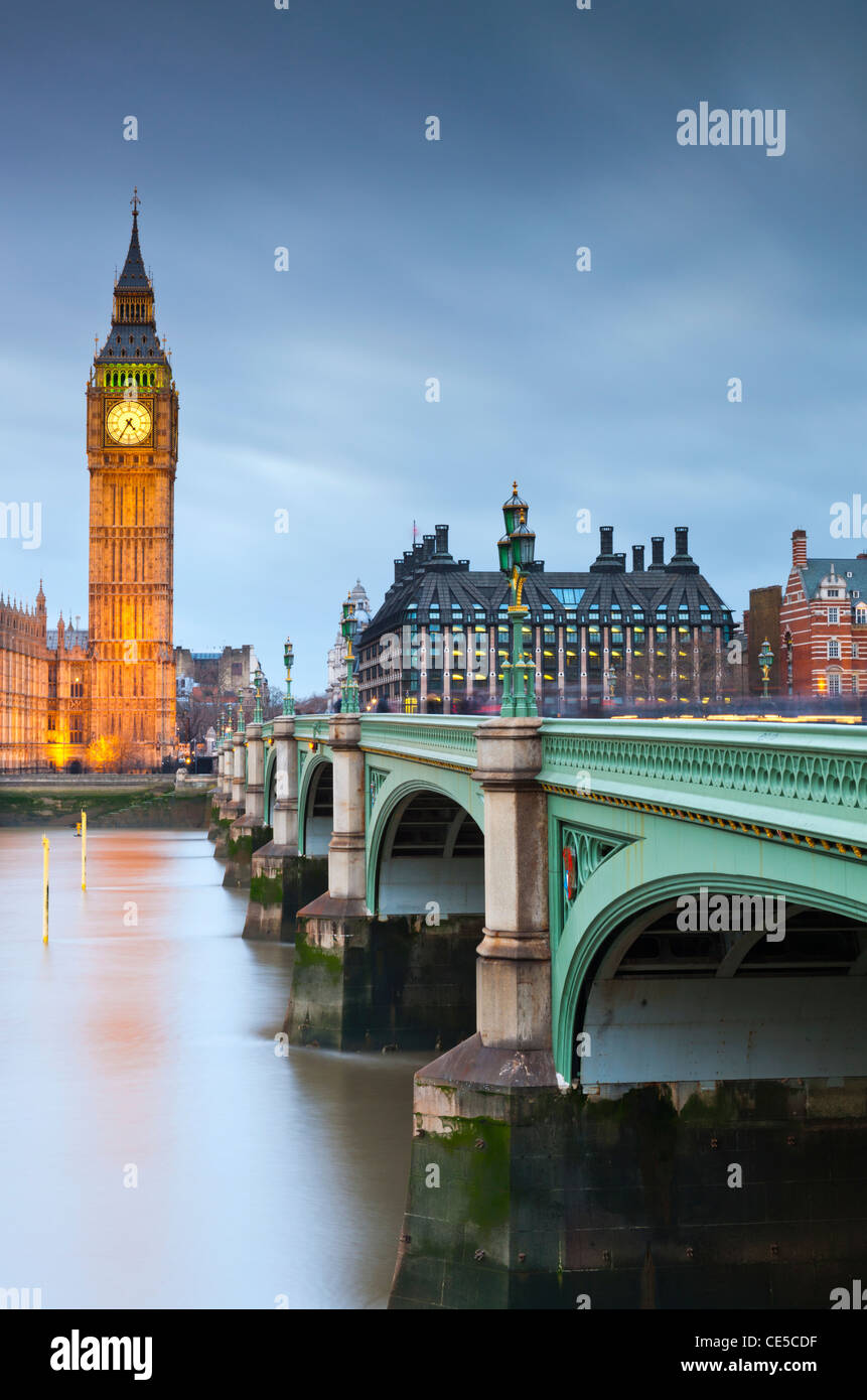 Las casas del parlamento y Westminster Bridge spanning el río Támesis, Londres, Inglaterra, Reino Unido, Europa Foto de stock