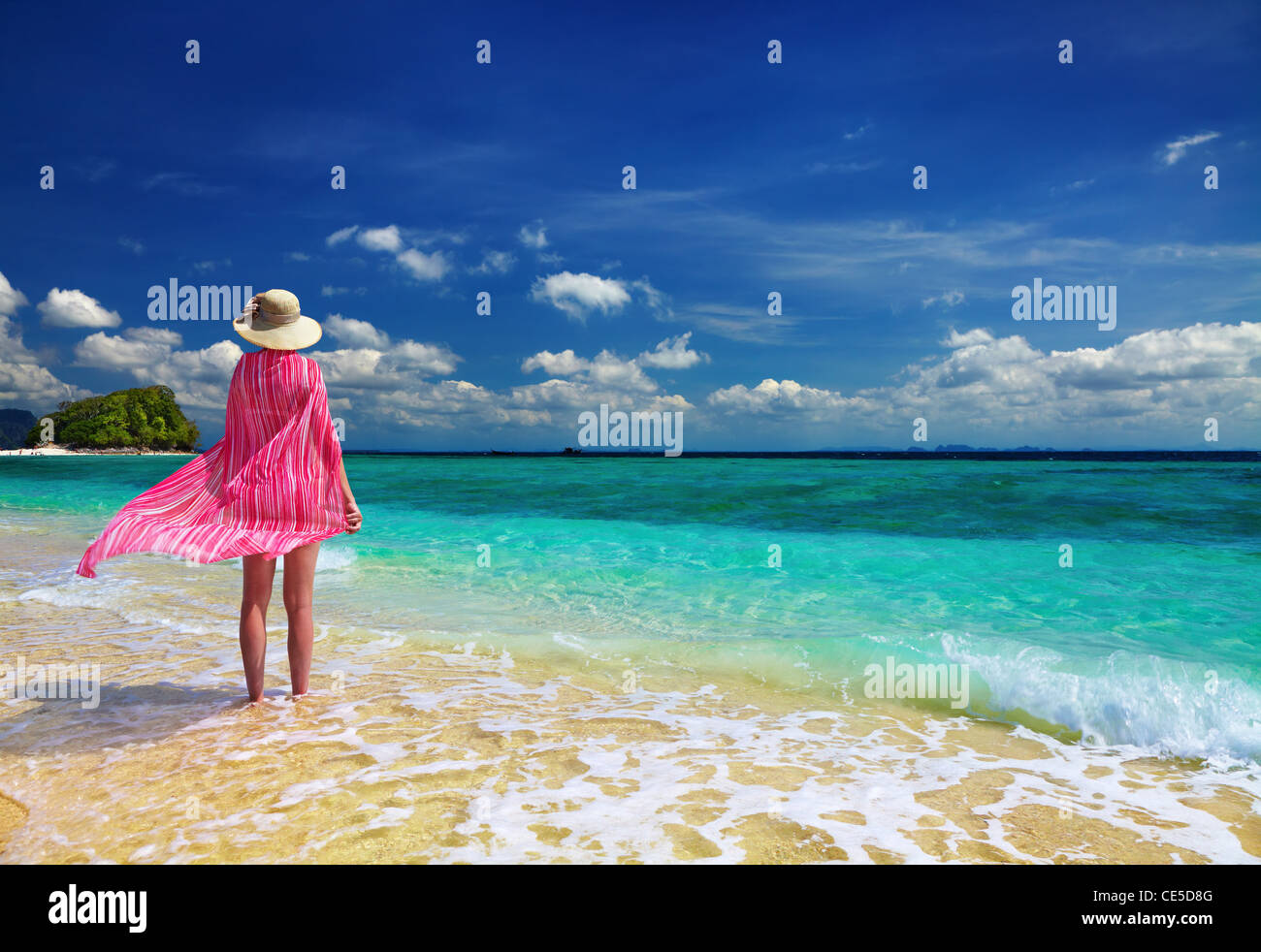 Mujer en rosa pareo y sombrero en la playa, el Mar de Andaman, Tailandia Foto de stock