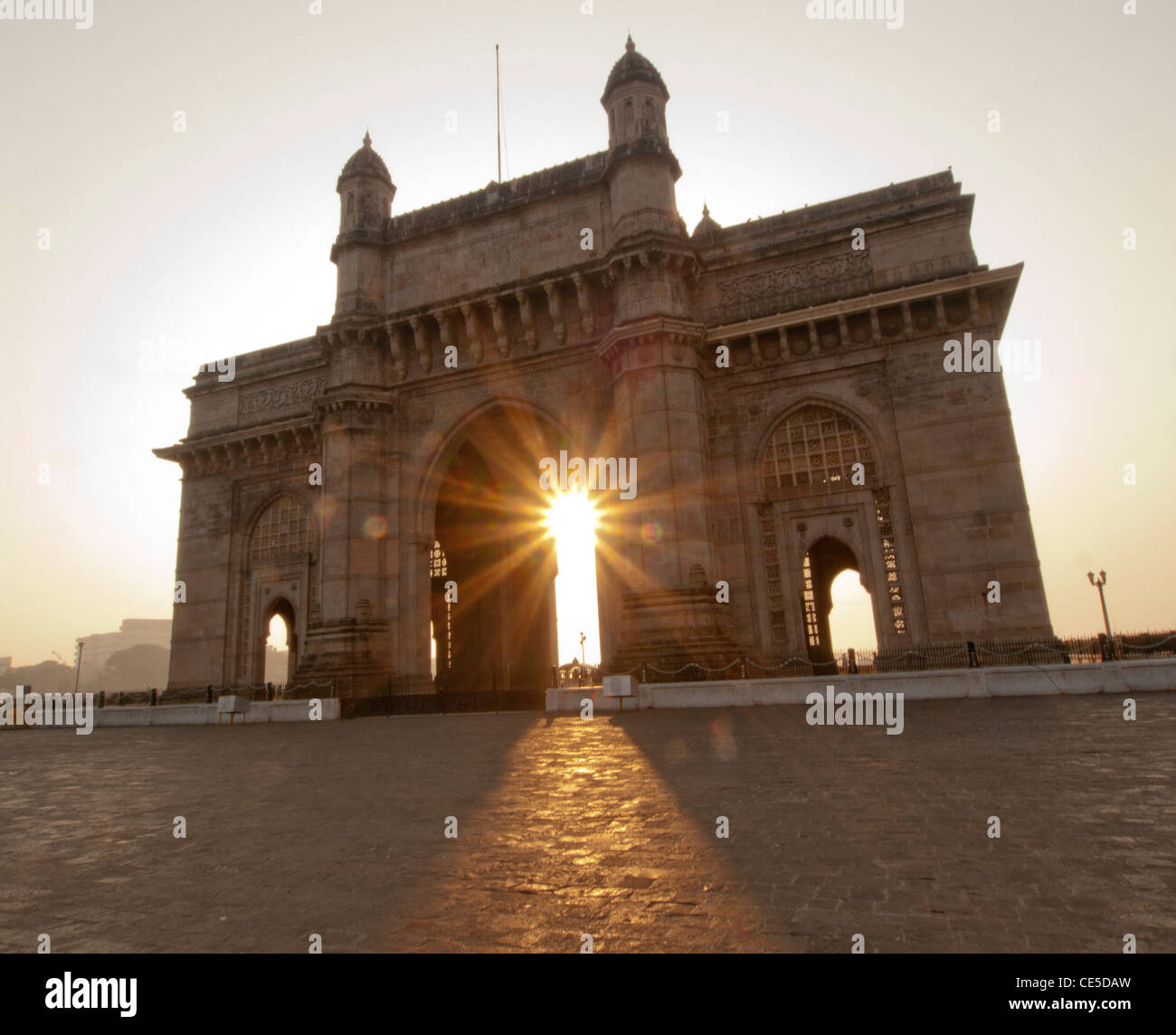 La puerta de la India al amanecer en Mumbai, India Foto de stock