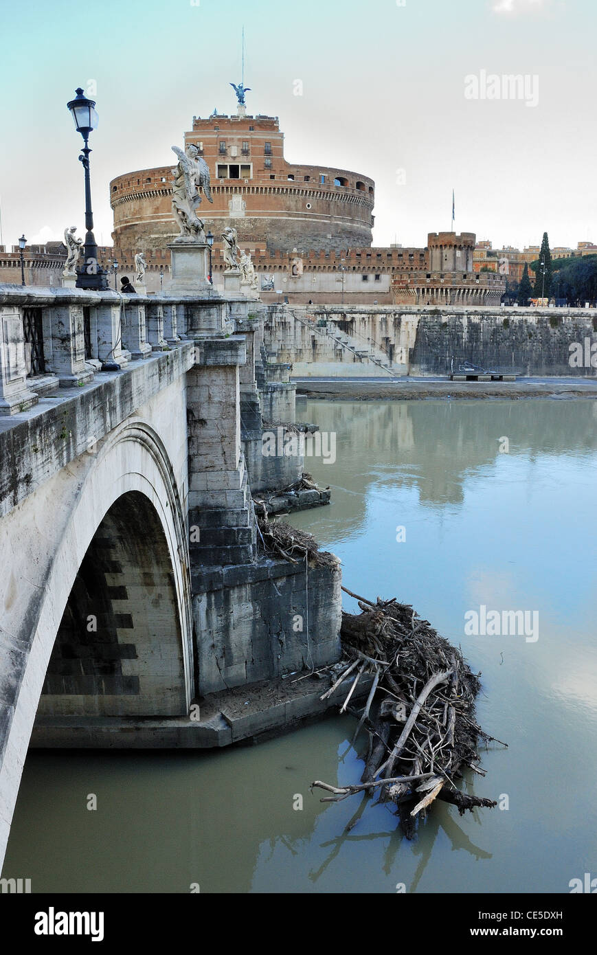 El Castel Sant'Angelo roma italia puente río Tiber. Foto de stock