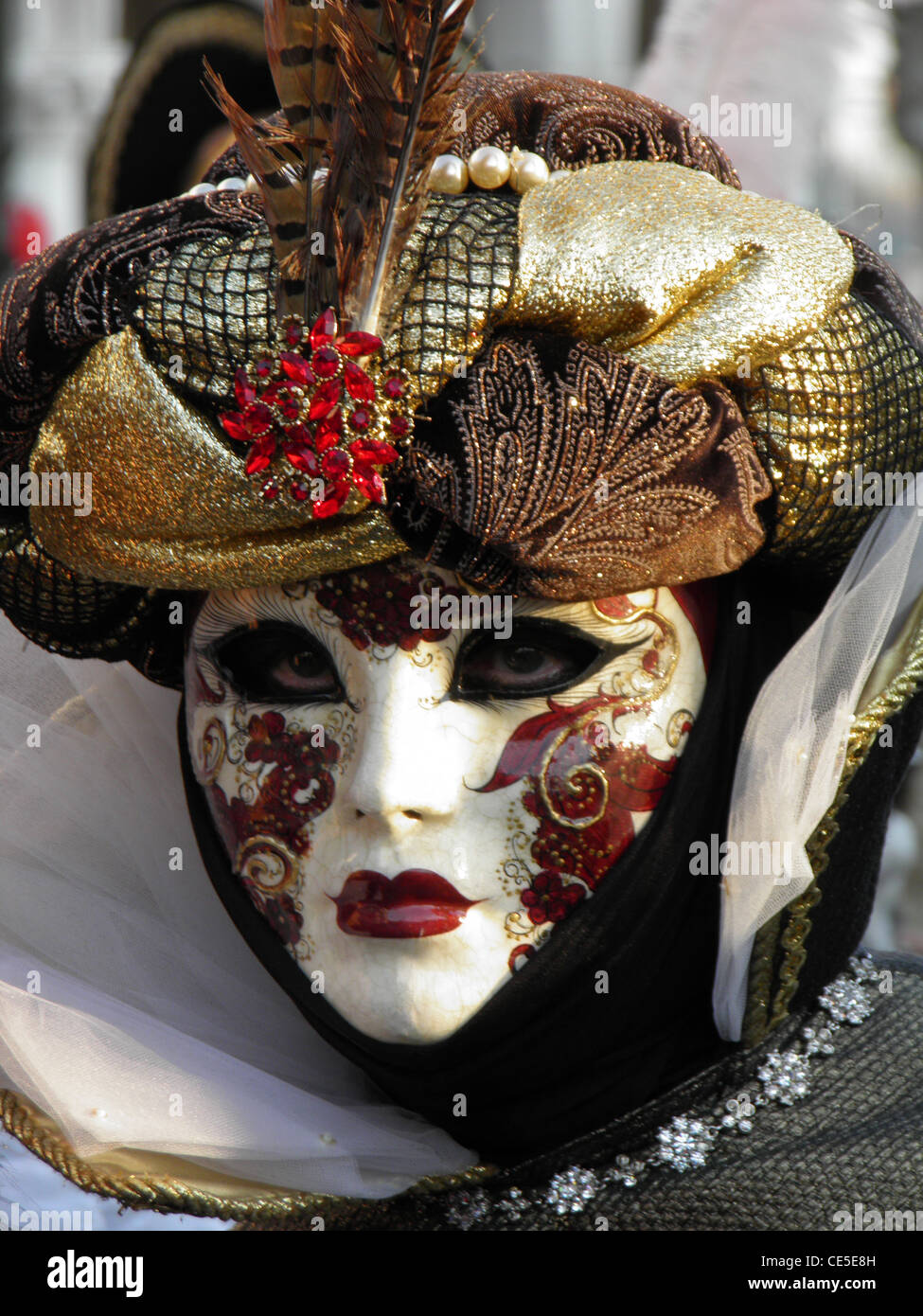 Una colorida máscara de carnaval en Venecia. Foto de stock