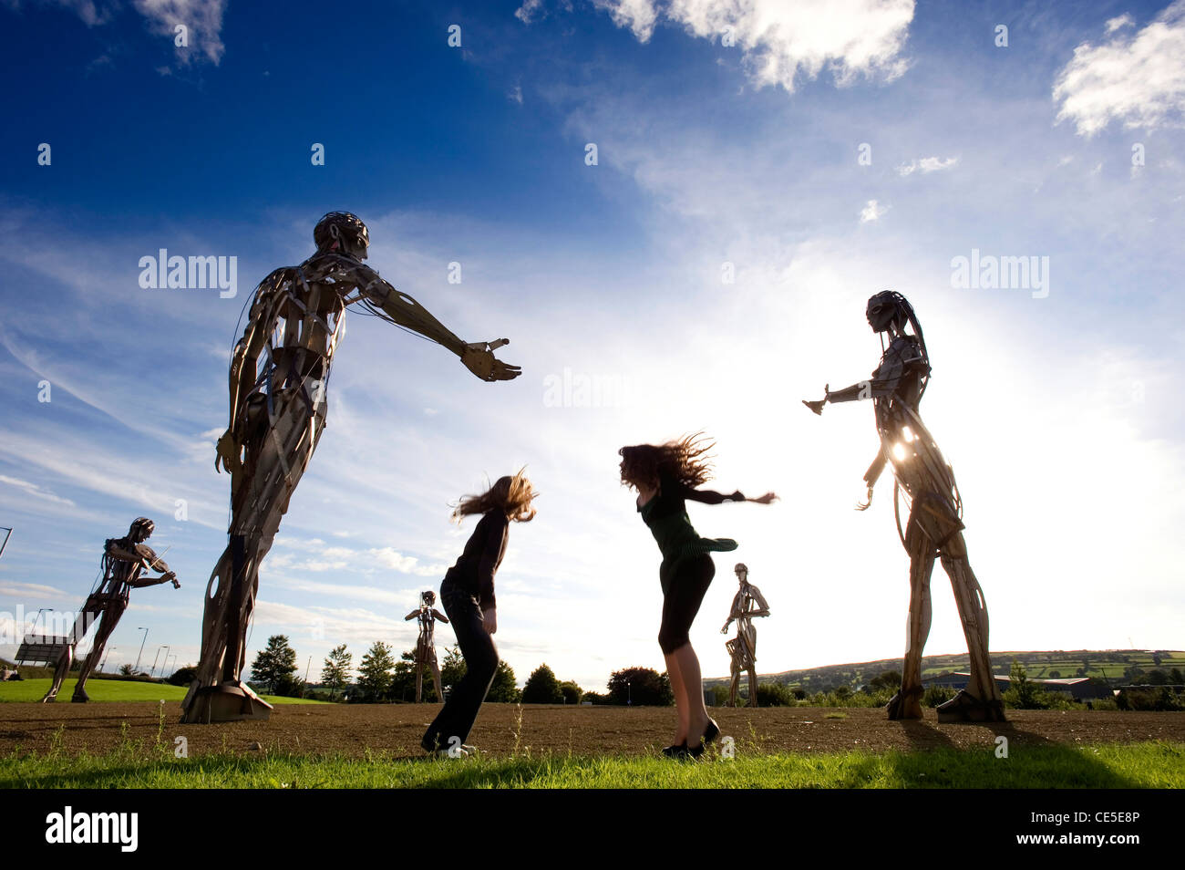 Deje que el baile comience la escultura, Strabane, de Derry, Irlanda del Norte Foto de stock