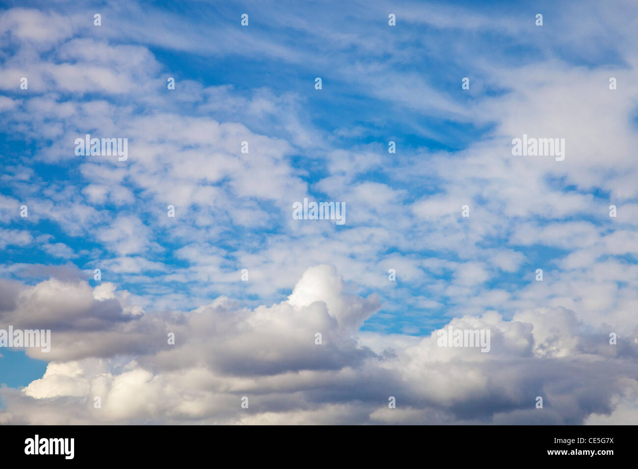 Las formaciones nubosas, Cumulus y alto cumulus Foto de stock