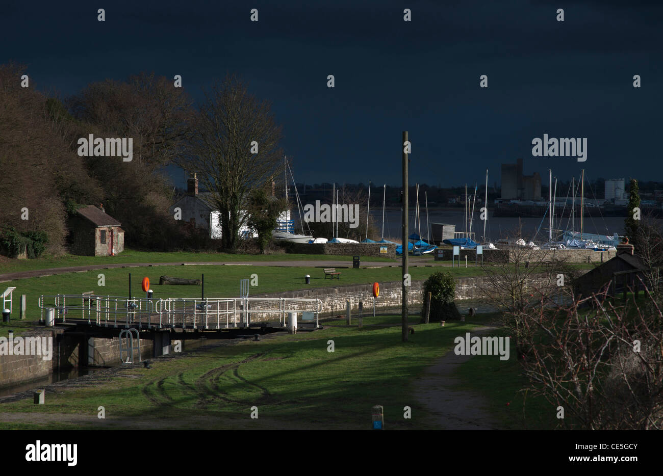 Rainclouds en Lydney Harbour tarde en sol de invierno Foto de stock
