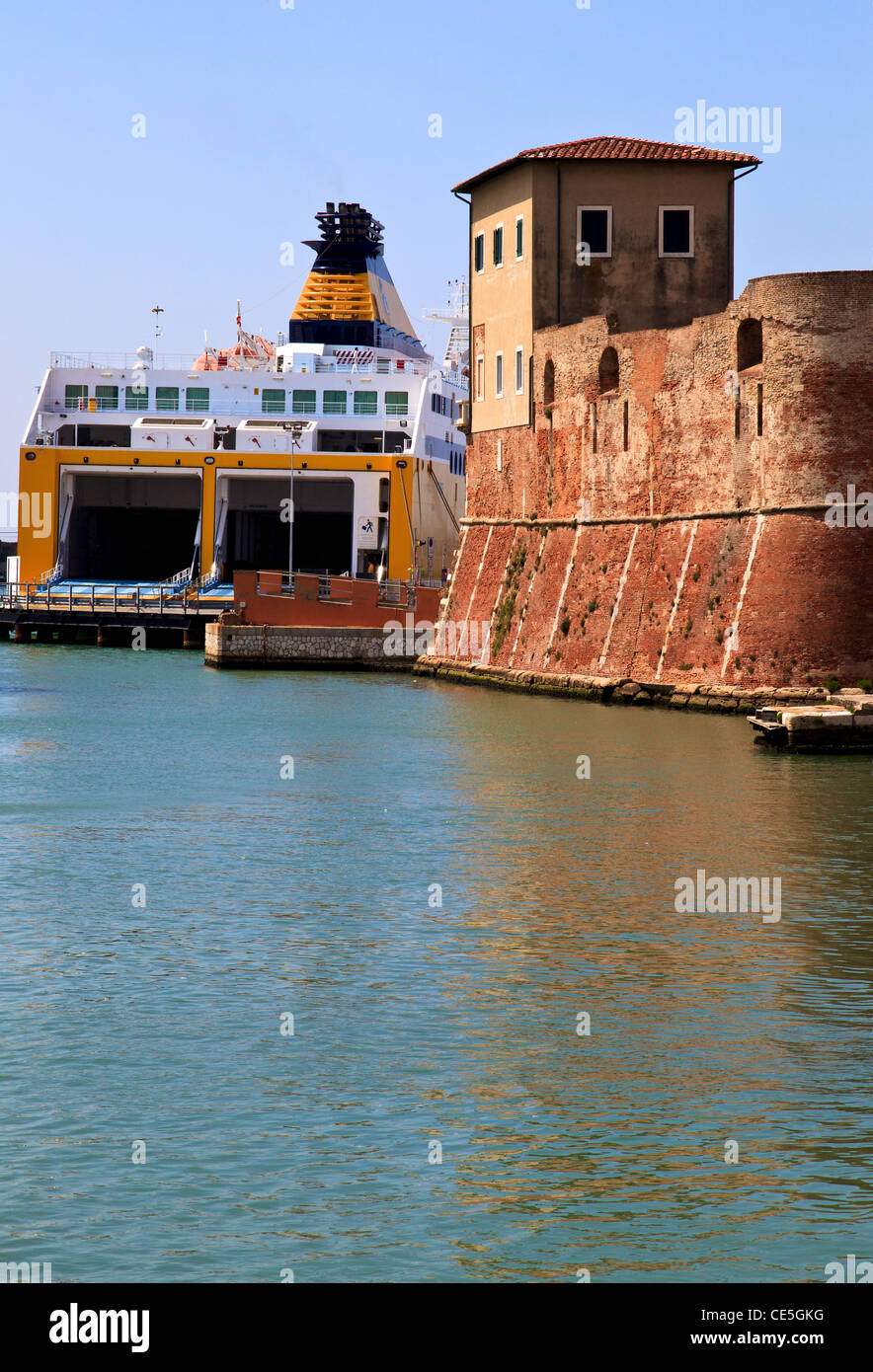 El ferry en el puerto de Livorno Foto de stock
