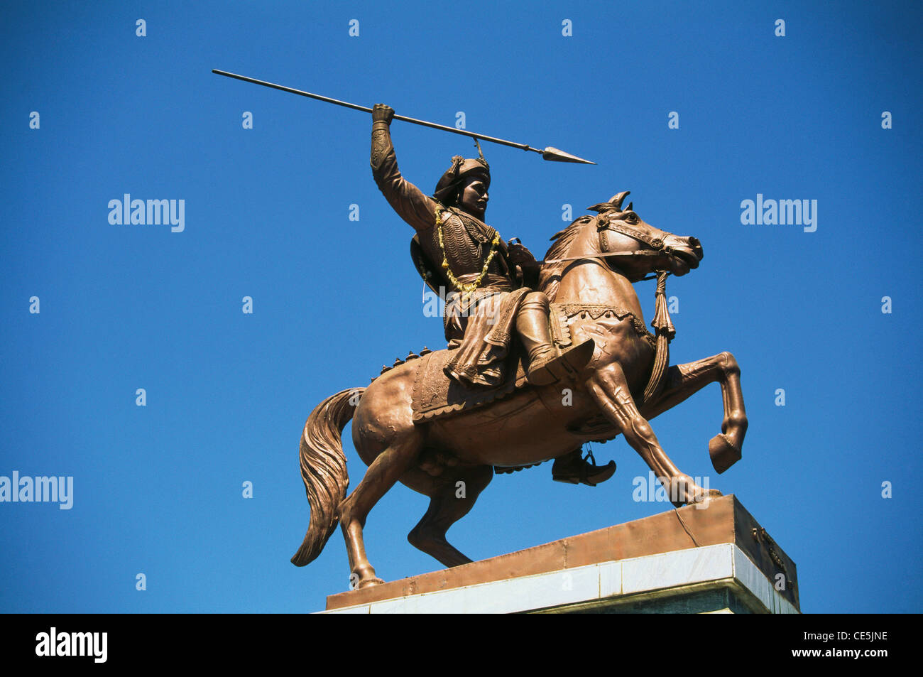 Estatua en bronce escultura Shrimant Madhavrao Peshve montando caballo sentado sosteniendo lanza cerca Shaniwarwada ; ; Pune India Foto de stock