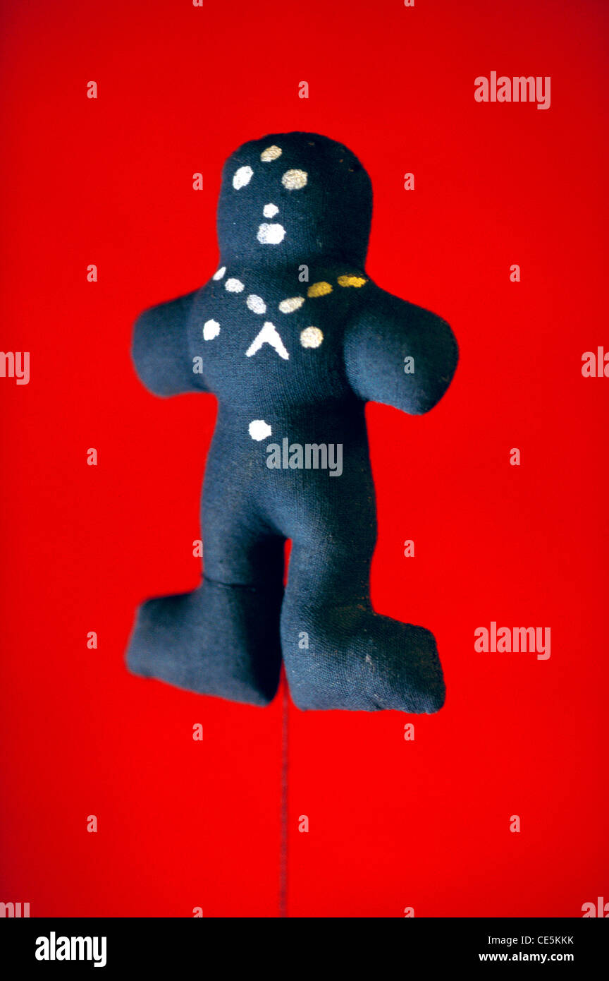 Muñeco vudú de magia negra sobre fondo rojo Fotografía de stock - Alamy
