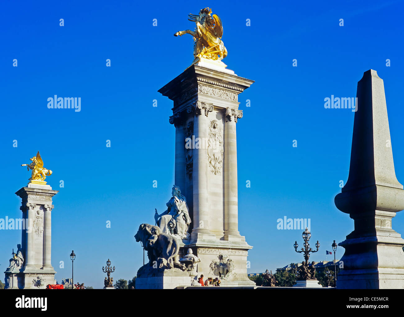 Columnas y pilares en el puente Alexandre III, París, Francia Foto de stock