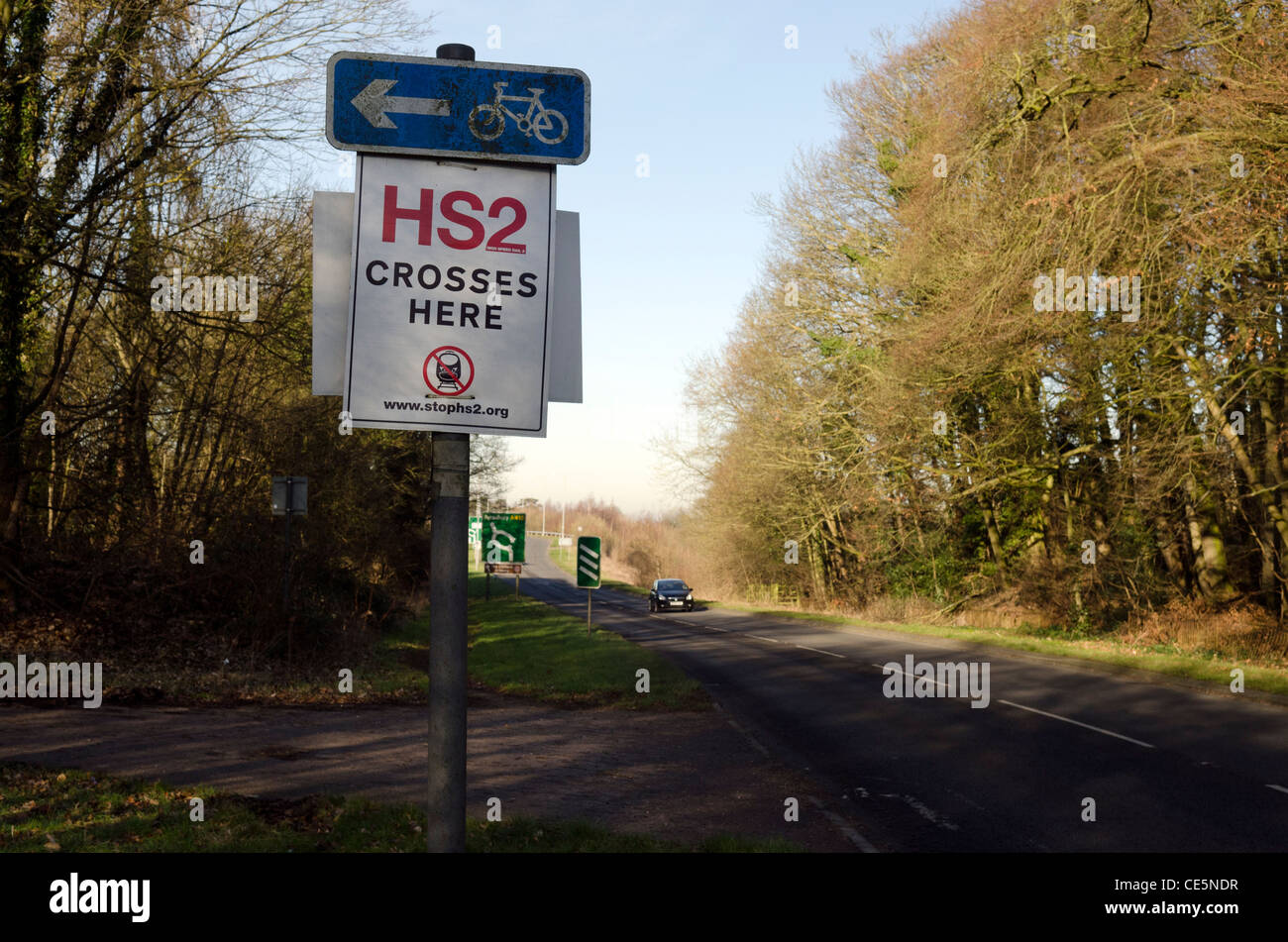 HS2 carretera cruza aquí signo, una campaña anti HS2 Aviso de protesta por la A413 carretera a Wendover Bucks. Foto de stock