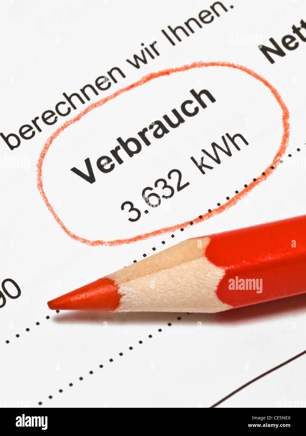"Verbrauch rot eingekreist 3.632 kWh', daneben liegt ein roter Buntstift | 'consumo' 3.632 Kwh marcados en rojo Foto de stock