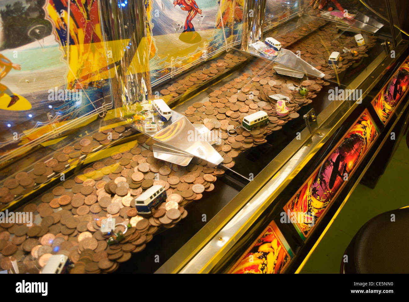 Cascada de monedas de la máquina de juego con el surf en feria de diseño  Fotografía de stock - Alamy