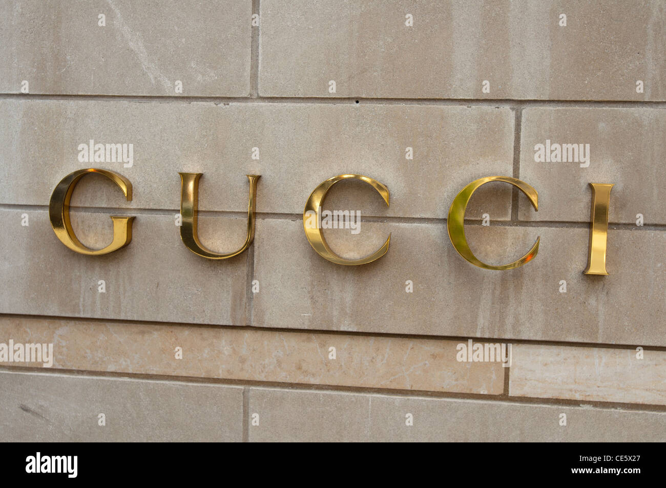 ensayo escritura Mierda Signo dorado Gucci en Boston Store, Boylston Street, Boston, Massachusetts,  Estados Unidos de América, EE.UU Fotografía de stock - Alamy