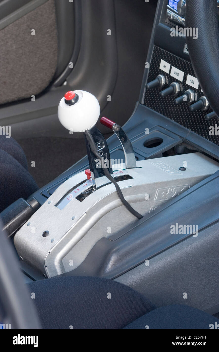Cambio de marchas gearshifter stick para una caja de velocidades de la  transmisión automática tipo de carreras en un coche de carreras Fotografía  de stock - Alamy