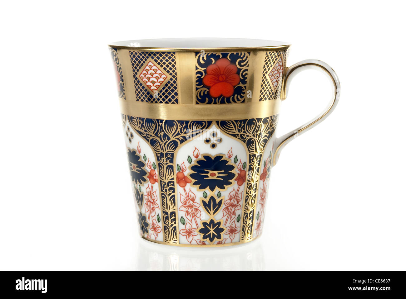 Porcelana fina taza de té de lujo sobre fondo blanco Fotografía de stock -  Alamy