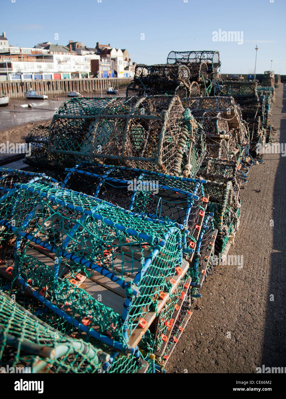 Ollas de langosta esperando ser cargadas en un barco de pesca En Bridlington Harbor Foto de stock