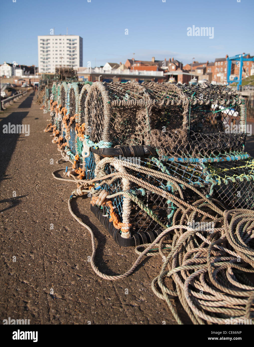 Ollas de langosta esperando ser cargadas en un barco de pesca En Bridlington Harbor Foto de stock