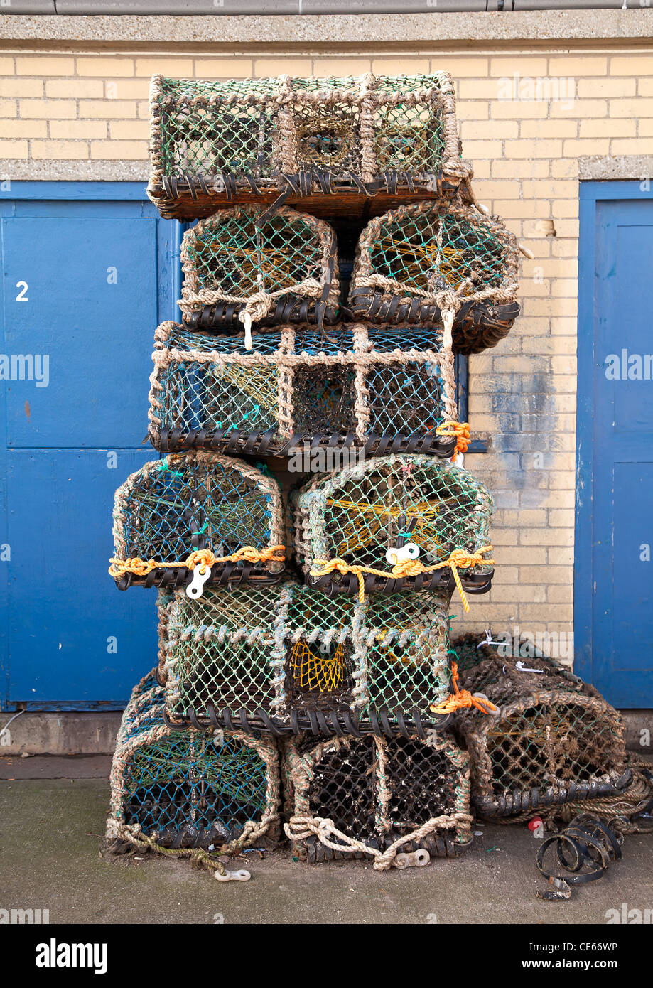 Ollas de langosta esperando ser cargadas en un barco de pesca En Bridlington Harbor Foto de stock