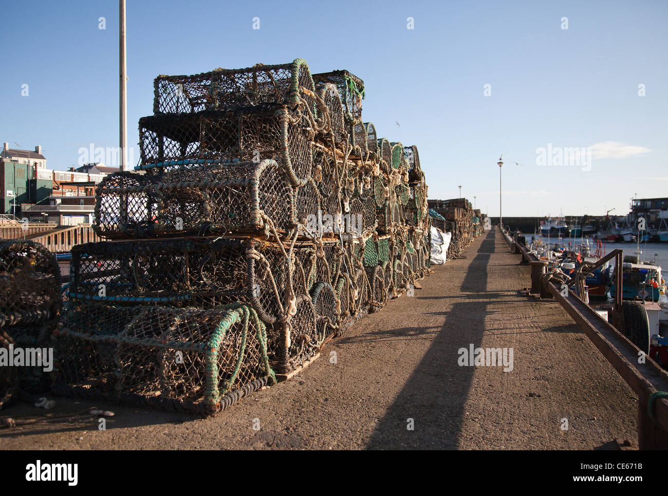 Ollas de langosta esperando ser cargadas en un barco de pesca En Bridlington Harbor Foto de stock